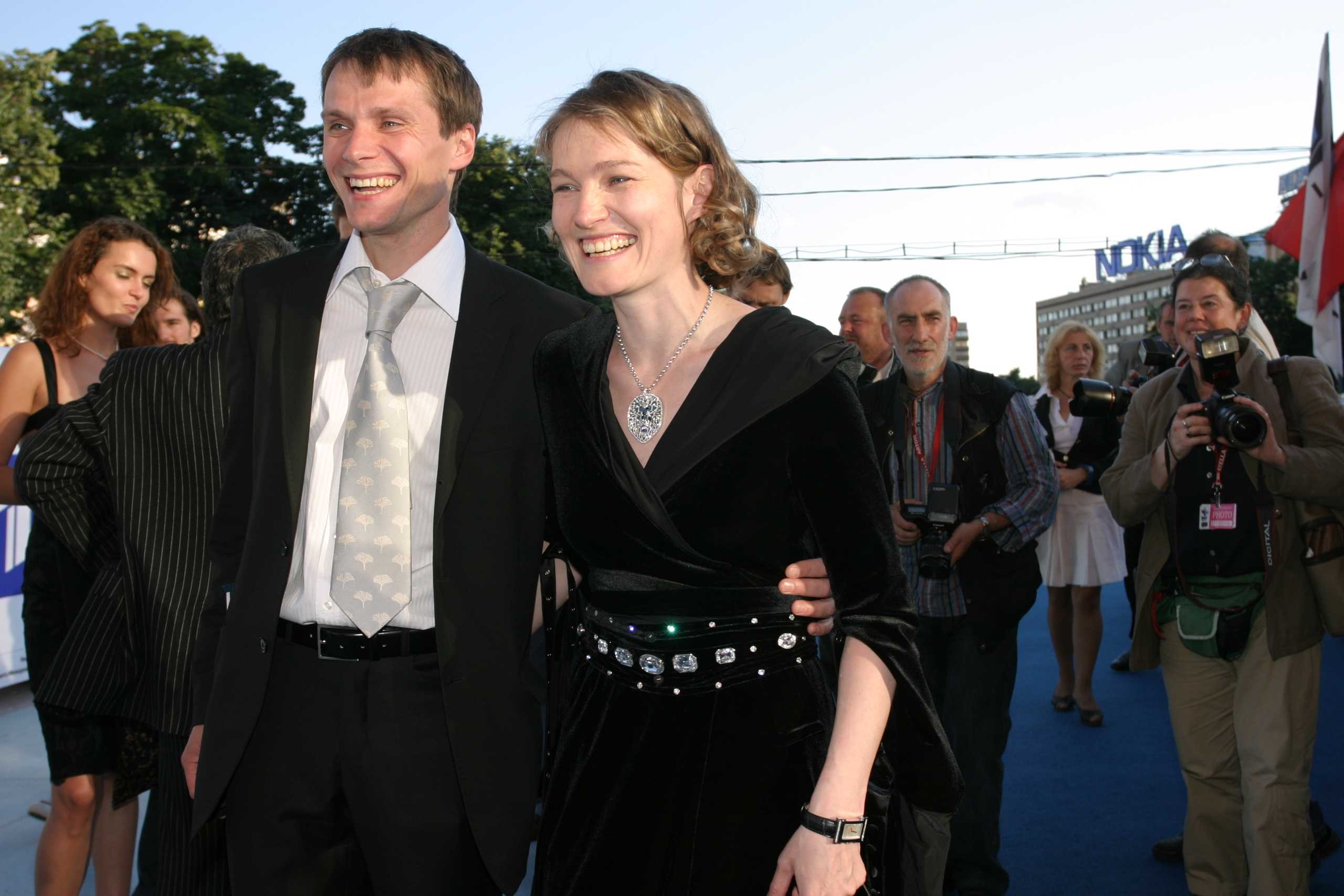 Виктория толстоганова: триумфальные роли, развод после 15-летнего брака и долгожданное счастье многодетной красавицы - вкус популярности