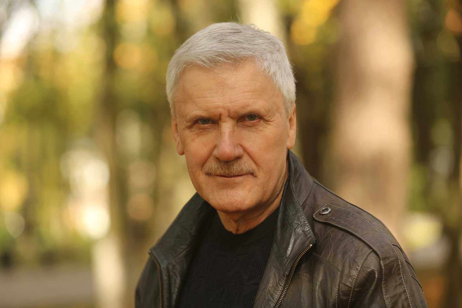 В театре работали